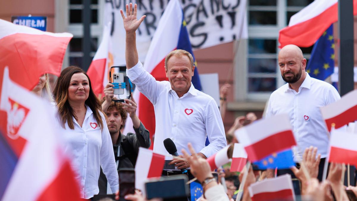 Lãnh đạo phe đối lập Donald Tusk mô tả sự kiện là "vụ bê bối lớn nhất thế kỷ 21 ở Ba Lan". Ảnh: PAP