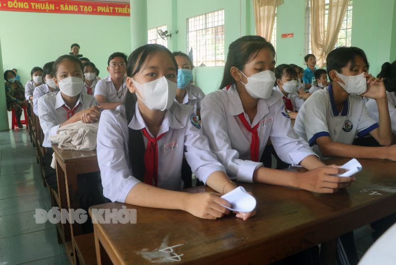  Hướng dẫn học sinh, giáo viên tuân thủ khuyến cáo “khẩu trang - khử khuẩn” nhằm phòng tránh lây nhiễm tại lớp học.