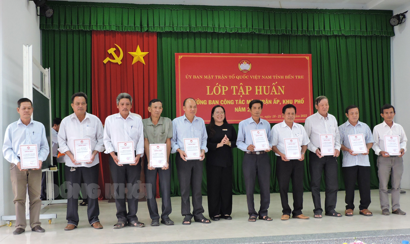 Bế giảng lớp tập huấn trưởng ban công tác Mặt trận ấp, khu phố năm 2023 Chủ tịch Ủy ban MTTQ Việt Nam tỉnh Nguyễn Thị Hồng Nhung trao chứng chỉ cho các học viên.