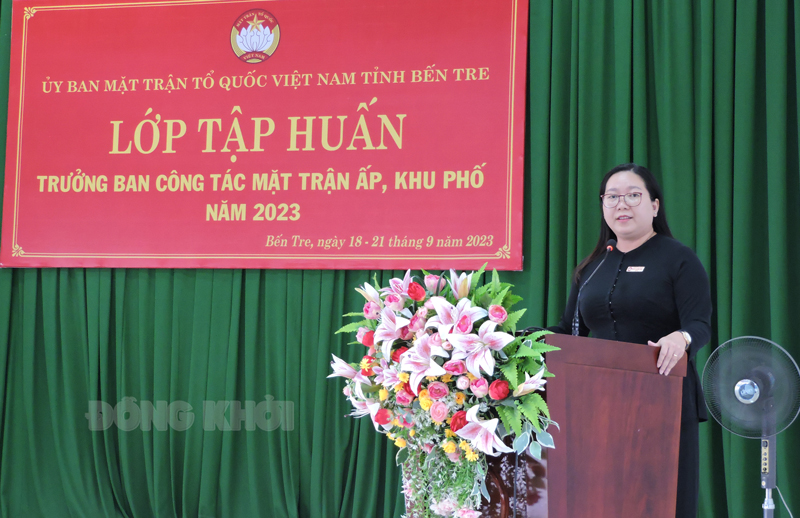 Bế giảng lớp tập huấn trưởng ban công tác Mặt trận ấp, khu phố năm 2023 Chủ tịch Ủy ban MTTQ Việt Nam tỉnh Nguyễn Thị Hồng Nhung phát biểu tại lễ bế giảng.