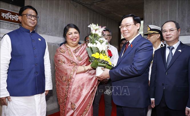 Chủ tịch Quốc hội Bangladesh Shirin Sharmin Chaudhury đón Chủ tịch Quốc hội Vương Đình Huệ. Ảnh: Doãn Tấn/TTXVN