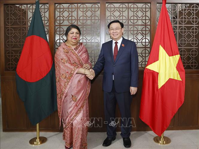 Chủ tịch Quốc hội Vương Đình Huệ hội đàm với Chủ tịch Quốc hội Bangladesh Chủ tịch Quốc hội Vương Đình Huệ và Chủ tịch Quốc hội Bangladesh Shirin Sharmin Chaudhury chụp ảnh chung. Ảnh: Doãn Tấn/TTXVN