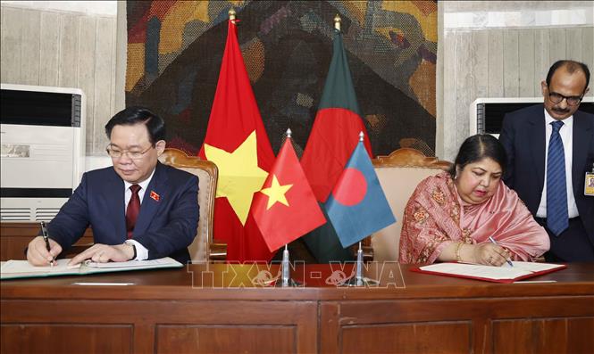 Chủ tịch Quốc hội Vương Đình Huệ hội đàm với Chủ tịch Quốc hội Bangladesh Chủ tịch Quốc hội Vương Đình Huệ và Chủ tịch Quốc hội Shirin Sharmin Chaudhury ký Bản ghi nhớ về Hợp tác giữa hai Quốc hội. Ảnh: Doãn Tấn/TTXVN