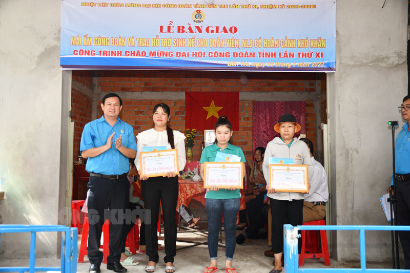 Liên đoàn Lao động tỉnh trao nhà “Mái ấm công đoàn” tại Ba Tri Trao nhà mái ấm công đoàn.