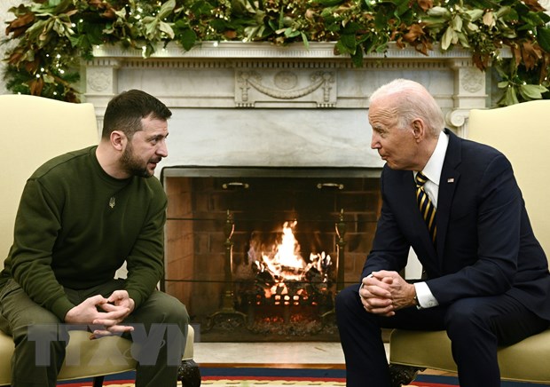 Tổng thống Mỹ Joe Biden (phải) trong cuộc gặp Tổng thống Ukraine Volodymyr Zelensky ở Washington, ngày 21-12-2022. Ảnh: AFP/TTXVN