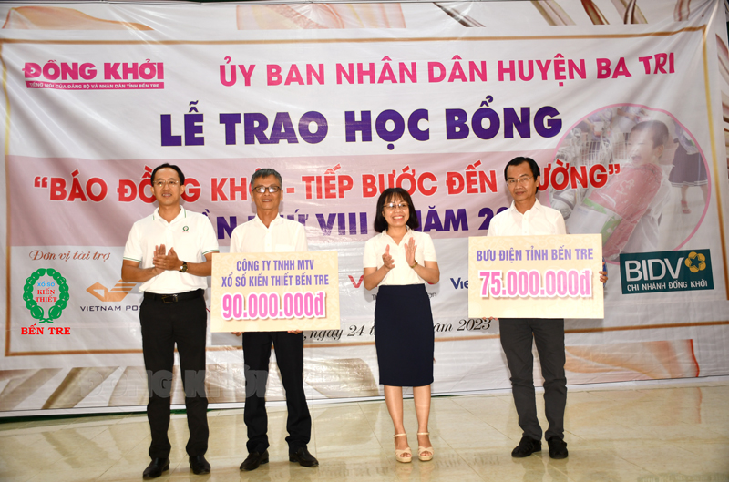 Ông Nguyễn Thái Hùng - Phó trưởng phòng Tổ chức - Hành chính Công ty TNHH MTV Xổ số kiến thiết tỉnh Bến Tre (bìa trái) trao bảng tượng trưng tài trợ chương trình.