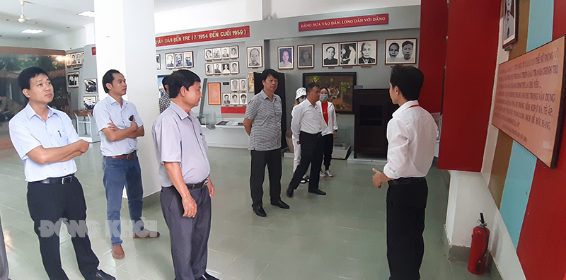 Đoàn khảo sát thực tế tại Nhà truyền thống thuộc Khu Di tích Quốc gia đặc biệt Đồng Khởi xã Định Thủy, Mỏ Cày Nam.