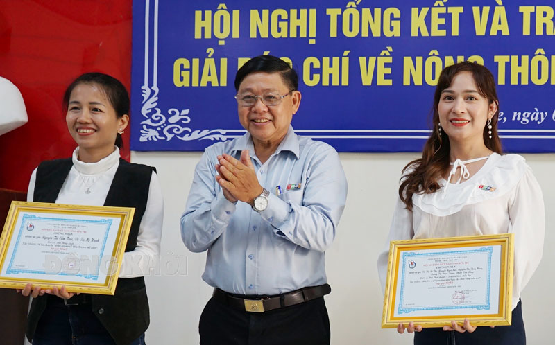Chủ tịch Hội Nhà báo tỉnh Bến Tre Nguyễn Hữu Thọ trao giải báo chí về nông thôn mới. Ảnh: Thanh Đồng