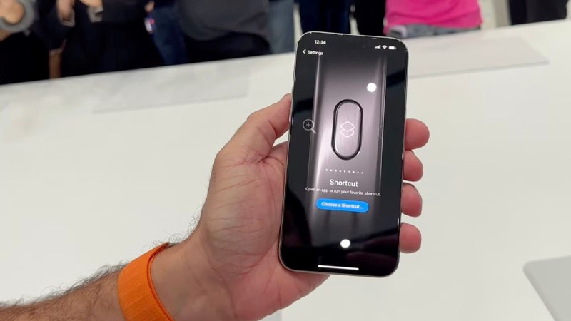 iPhone 15 bỏ công tắc Tắt tiếng để thay thế nút Hành động Action mới.