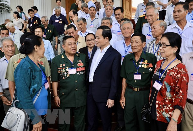 Phó thủ tướng Trần Lưu Quang với các đại biểu người có công với cách mạng tỉnh Kiên Giang. Ảnh: Lâm Khánh/TTXVN