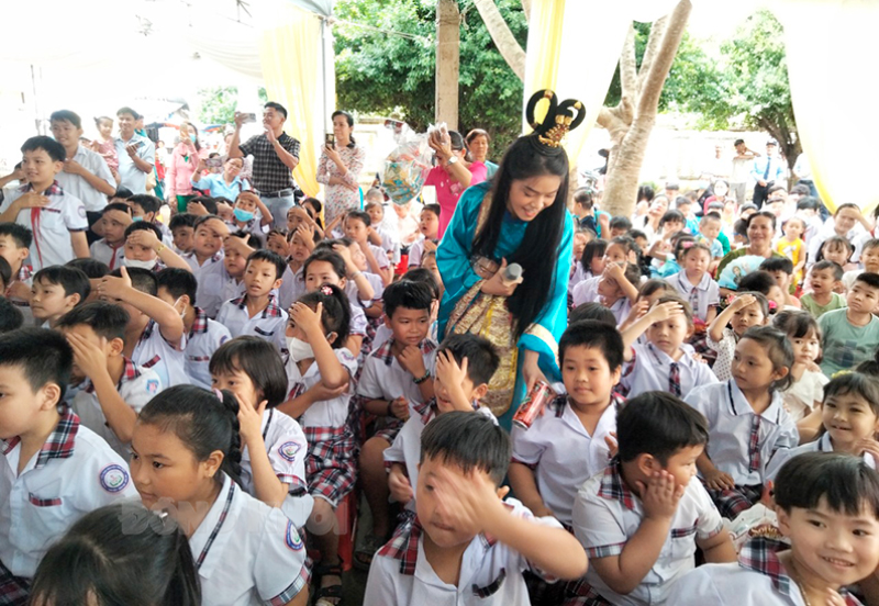 Các em thiếu nhi xã Tam Hiệp vui hội trăng rằm cùng chị Hằng - Hoa hậu Nhân ái Việt Nam năm 2023 Trần Mỹ Huyền. 
