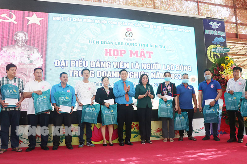 Quan tâm phát triển đảng viên, tổ chức cơ sở đảng trong doanh nghiệp Liên đoàn Lao động tỉnh tổ chức họp mặt đại biểu đảng viên là người lao động trong doanh nghiệp năm 2023.