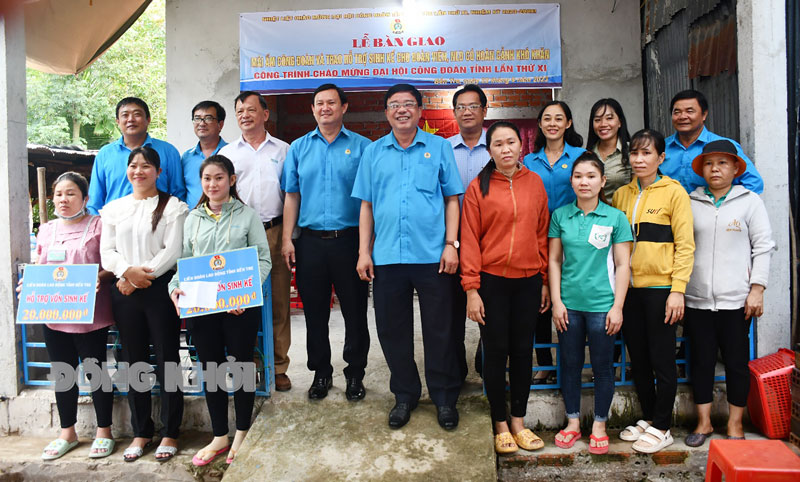 Vận động xây dựng 72 nhà “Mái ấm công đoàn” Trao nhà “Mái ấm công đoàn” cho công đoàn viên ở Ba Tri.
