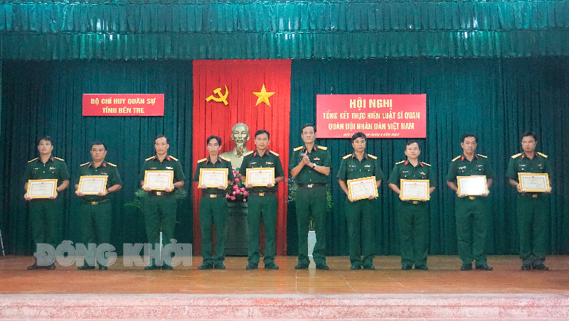 Tổng kết thực hiện Luật sĩ quan Quân đội Nhân dân Việt Nam Bộ CHQS tỉnh trao giấy khen cho các cá nhân tiêu biểu.