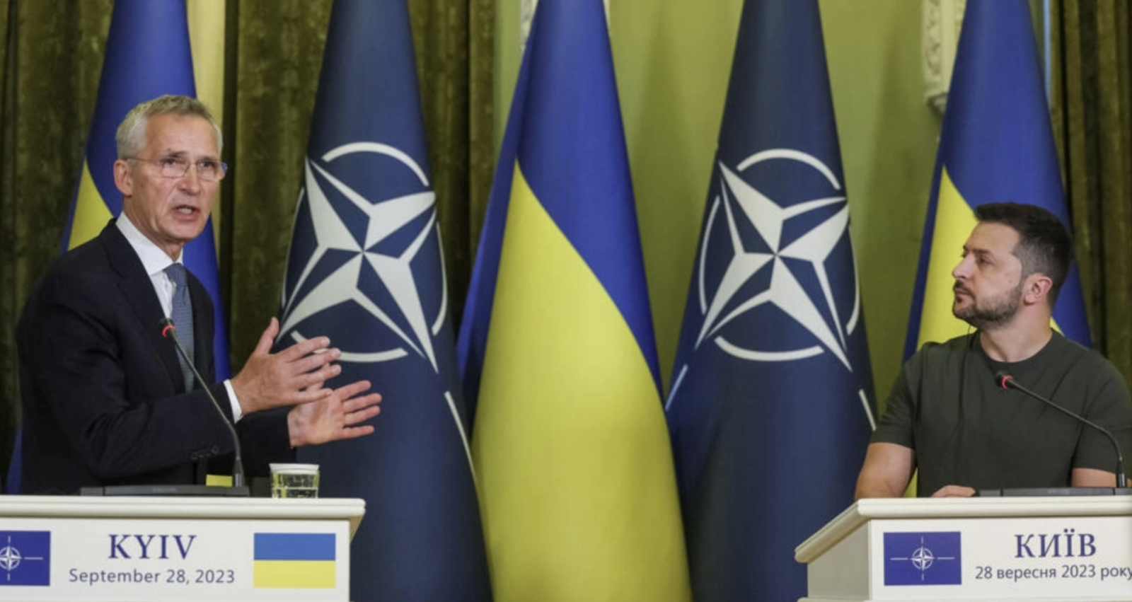 Tổng thư ký NATO Jens Stoltenberg (trái) và Tổng thống Ukraine Volodymyr Zelensky tại cuộc họp báo chung ở Kiev ngày 28-9. Ảnh: Reuters