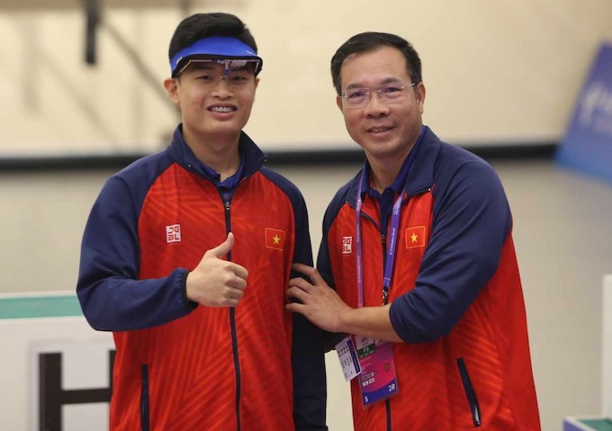 Quang Huy và HLV Hoàng Xuân Vinh