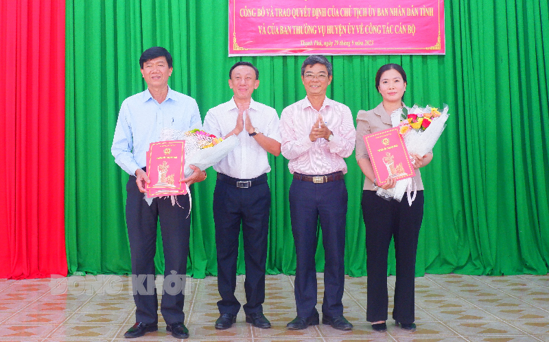 Trao quyết định và tặng hoa chúc mừng đồng chí Huỳnh Thị Cẩm, Nguyễn Ngọc Tân.