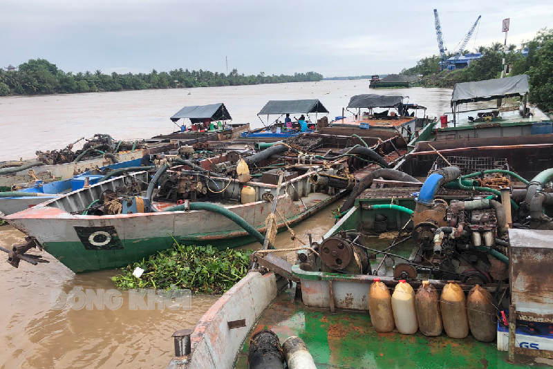 Bắt quả tang 4 tàu sắt hút cát sông trái phép Các phương tiện bị tạm giữ.