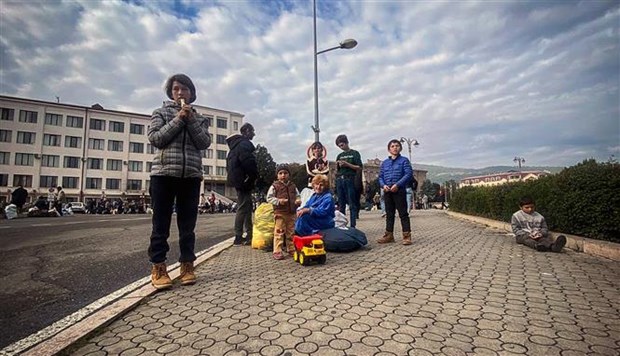 Người dân chờ sơ tán khỏi thành phố Stepanakert, Nagorny-Karabakh ngày 26-9-2023. (Ảnh: AFP/TTXVN)