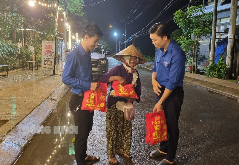 Ấm áp đêm trung thu Trao quà trung thu cho cụ già bán vé số.