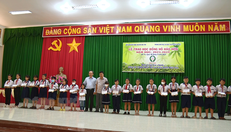 Trao học bổng cho học sinh. Ảnh: Trần Xiện