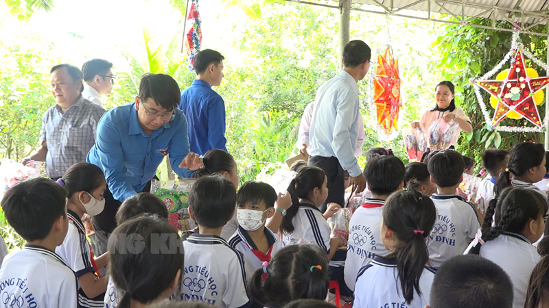 Các đại biểu tặng quà Trung thu cho học sinh. Ảnh: Ngọc Lãm