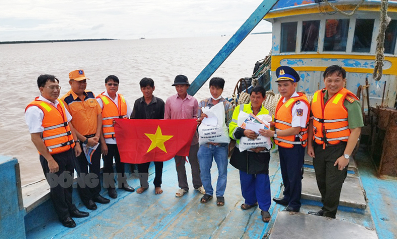 Thăm hỏi động viên ngư dân trên tàu cá tại Cảng cá Bình Thắng.