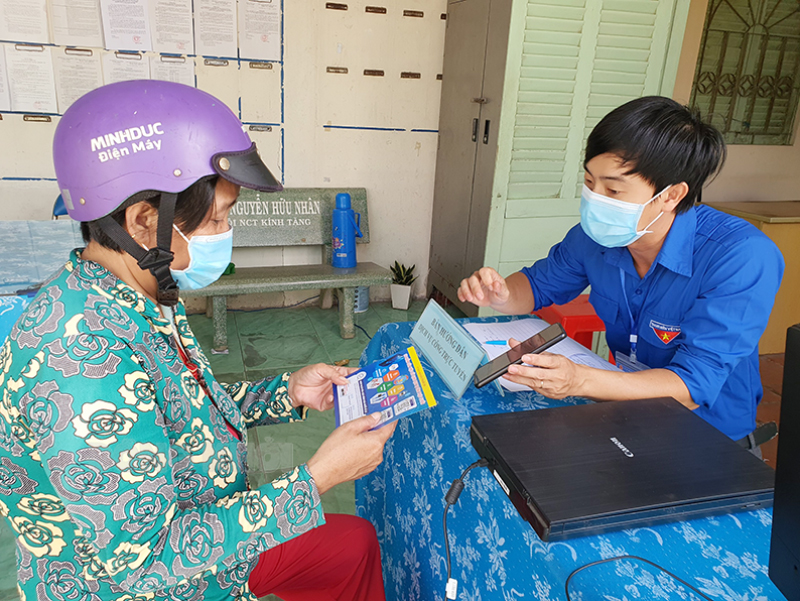 Cán bộ đoàn thanh niên xã Phú An Hòa, huyện Châu Thành tuyên truyền về dịch vụ công trực tuyến cho người dân.