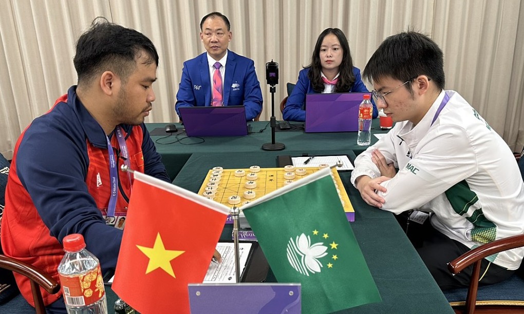 Kỳ thủ Nguyễn Minh Nhật Quang trong trận đấu với Macau (Trung Quốc)