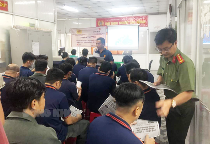 Đấu tranh phòng chống tội phạm công nghệ cao Tuyên truyền phòng ngừa tội phạm và vi phạm pháp luật trên không gian mạng cho công nhân tại Khu công nghiệp Giao Long (Châu Thành).