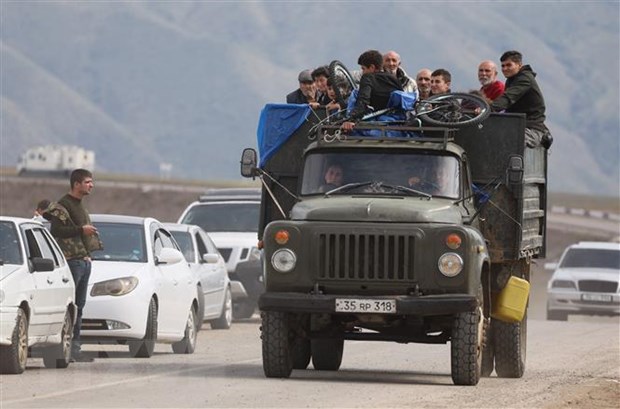 Người tị nạn Armenia rời khỏi Nagorny-Karabakh đi lánh nạn tới các thành phố của Armenia. Ảnh: AFP/TTXVN