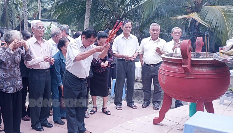 Nguyên Chủ tịch UBND tỉnhNguyễn Thái Xây cùng đại biểu thắp hương trước bia tưởng niệm. Ảnh: Bảo Toàn