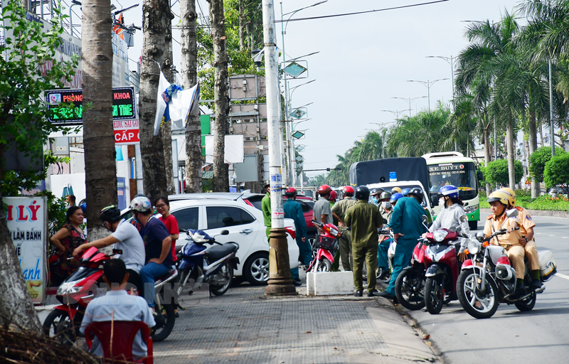 Kiểm tra tình trạng lấn chiếm hành lang an toàn giao thông tại quốc lộ 60, đoạn phường Phú Tân, TP. Bến Tre.