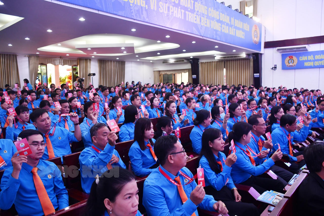 Khai mạc phiên làm việc thứ nhất, Đại hội XI công đoàn tỉnh nhiệm kỳ 2023-2028 Biểu quyết thông qua chương trình đại hội.