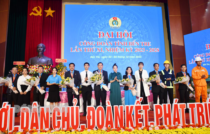 Những nhiệm vụ, chỉ tiêu, giải pháp trong nhiệm kỳ 2023 - 2028 Trao hoa chúc mừng đoàn chủ tịch Đại hội. Ảnh: H. Hiệp