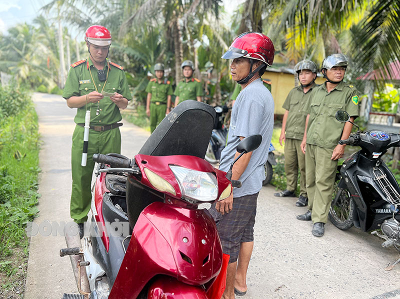 Công an xã Hòa Lợi tập trung giữ gìn an ninh trật tự tại cơ sở Công an xã Hòa Lợi, huyện Thạnh Phú tuần tra an toàn giao thông.