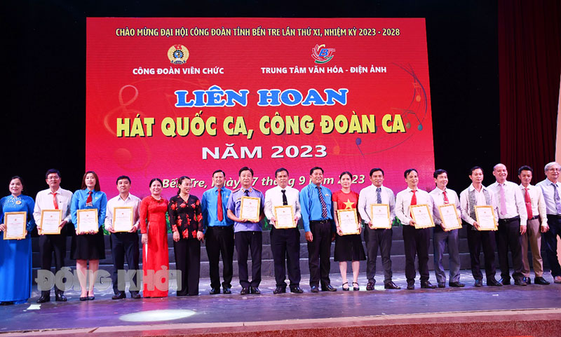 Những nhiệm vụ, chỉ tiêu, giải pháp trong nhiệm kỳ 2023 - 2028 Trao giải cho các đội thi hát Quốc ca, Công đoàn ca - hoạt động chào mừng Đại hội Công đoàn tỉnh lần thứ XI, nhiệm kỳ 2023 - 2028. Ảnh: H. Hiệp