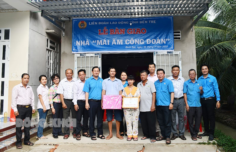 Đổi mới - Dân chủ - Đoàn kết - Phát triển Trao nhà “Mái ấm Công đoàn” tại xã Long Hòa, huyện Bình Đại. Ảnh: H. Hiệp