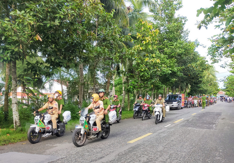 Lực lượng tham gia lễ mít tinh. Ảnh: Trà Dũng