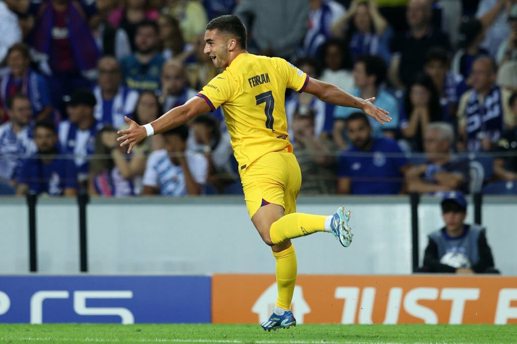 Atletico Madrid có chiến thắng đầu tiên, Barcelona nhọc nhằn đánh bại Porto Người vào sân thay Lewandowski là Ferran Torres ghi bàn thắng duy nhất cho Barcelona. Nguồn: Getty