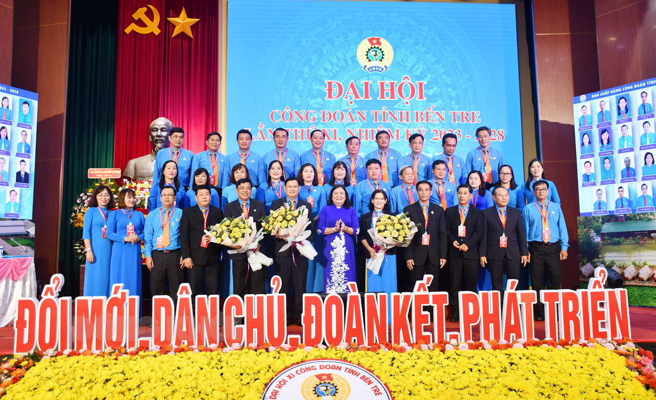 Ông Nguyễn Phúc Linh tái đắc cử Chủ tịch Liên đoàn Lao động tỉnh, nhiệm kỳ 2023 - 2028 Phó bí thư Thường trực Tỉnh uỷ - Chủ tịch HĐND tỉnh Hồ Thị Hoàng Yến trao hoa chúc mừng Ban Chấp hành mới.