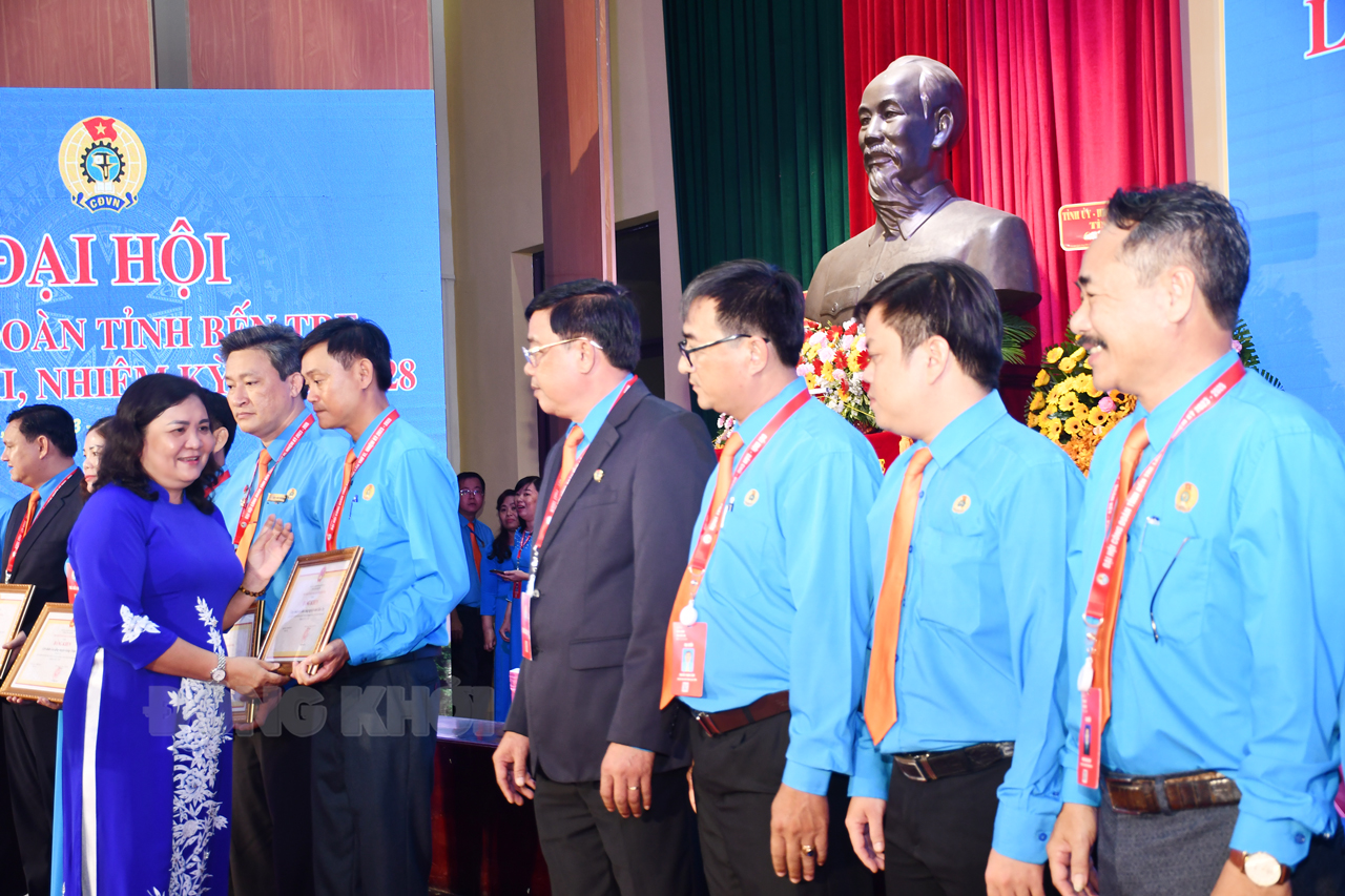 Ông Nguyễn Phúc Linh tái đắc cử Chủ tịch Liên đoàn Lao động tỉnh, nhiệm kỳ 2023 - 2028 Phó bí thư Thường trực Tỉnh uỷ - Chủ tịch HĐND tỉnh Hồ Thị Hoàng Yến trao Bằng khen của UBND tỉnh cho các, tập thể, cá nhân tiêu biểu.
