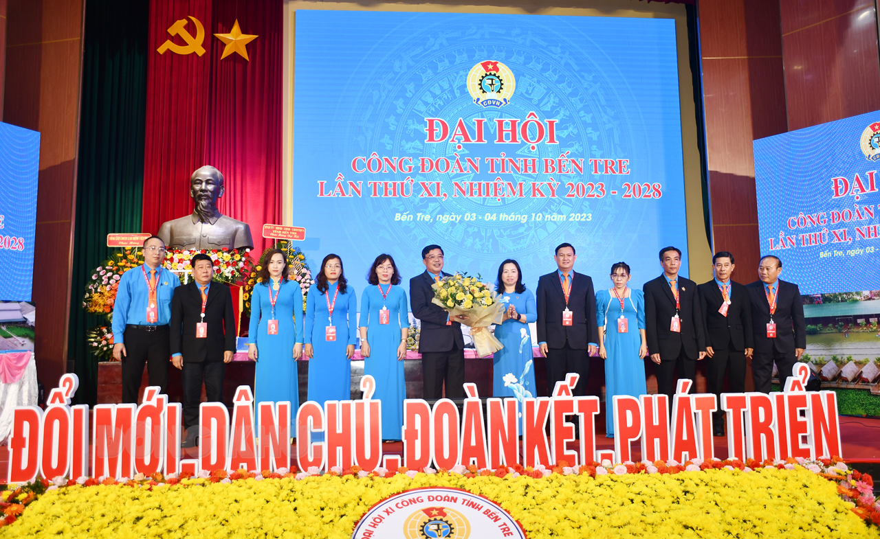Ông Nguyễn Phúc Linh tái đắc cử Chủ tịch Liên đoàn Lao động tỉnh, nhiệm kỳ 2023 - 2028 Phó chủ tịch Tổng Liên đoàn Lao động Việt Nam Thái Thu Xương trao hoa chúc mừng đoàn đại biểu dự đại hội cấp trên.