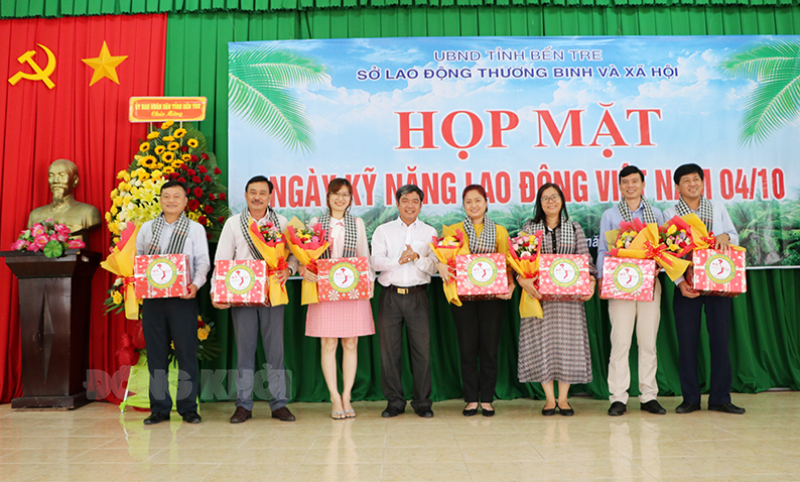 Họp mặt Ngày Kỹ năng lao động Việt Nam 4-10 Phó giám đốc Sở Lao động - Thương binh và Xã hội Đoàn Hải Nam tặng hoa cho các trường cao đẳng, trung cấp ngoài tỉnh có liên kết đào tạo tại tỉnh.