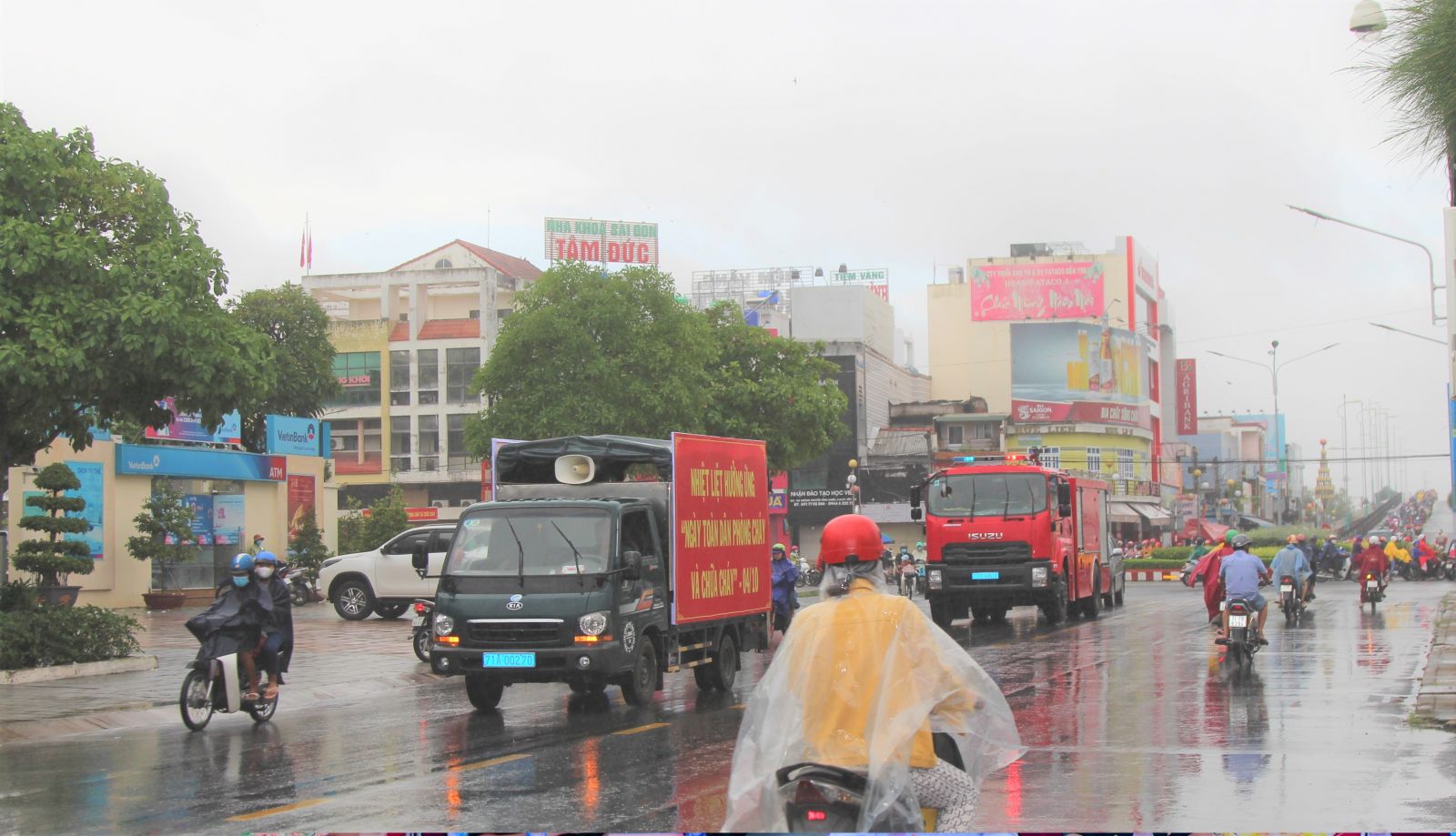 Diễu hành hưởng ứng Ngày toàn dân phòng cháy, chữa cháy trên địa bàn TP. Bến Tre.