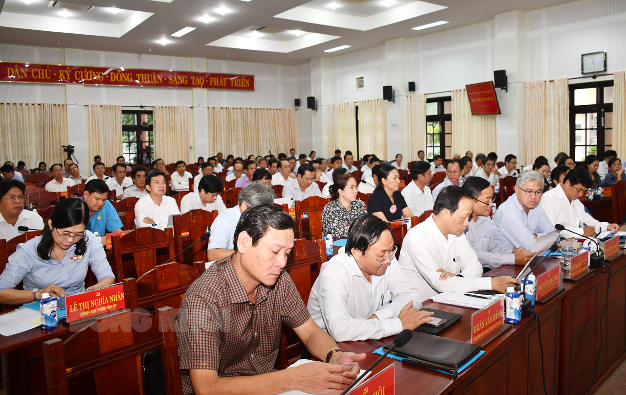 Kết thúc ngày làm việc thứ nhất Hội nghị lần thứ 14 Ban Chấp hành Đảng bộ tỉnh khoá XI Đại biểu tham dự hội nghị.