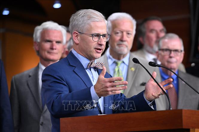 Hạ nghị sĩ Cộng hòa Patrick McHenry (giữa) phát biểu sau cuộc họp tại Đồi Capitol ở Washington, DC, ngày 30-5-2023. Ảnh tư liệu: AFP/TTXVN