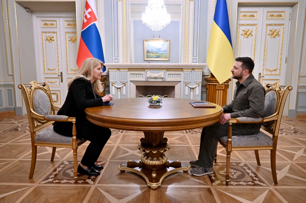 Tổng thống Slovakia Zuzana Čaputová (trái) trong cuộc gặp Tổng thống Ukraine. Ảnh: president.gov.ua