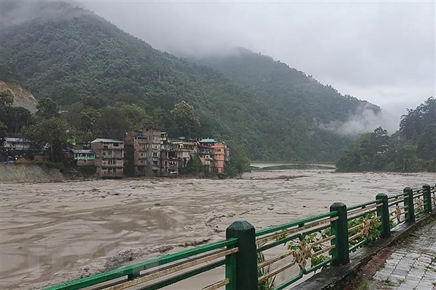 Nước sông Teesta dâng cao do mưa lớn gây ngập lụt tại thung lũng Lachen, bang Sikkim, Ấn Độ ngày 4-10. (Ảnh: AFP/TTXVN)