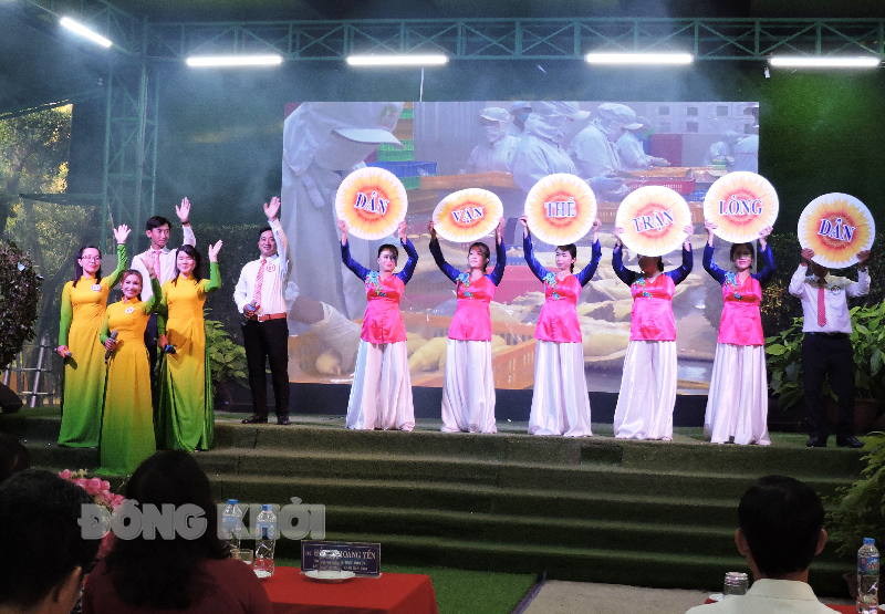 Hội thi “Dân vận khéo” về xây dựng nông thôn mới Tiết mục công diễn của đội huyện Chợ Lách.